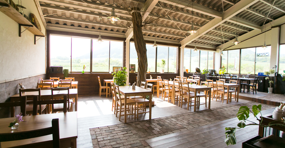 牛舎をDIYで改装したウッド調の店内